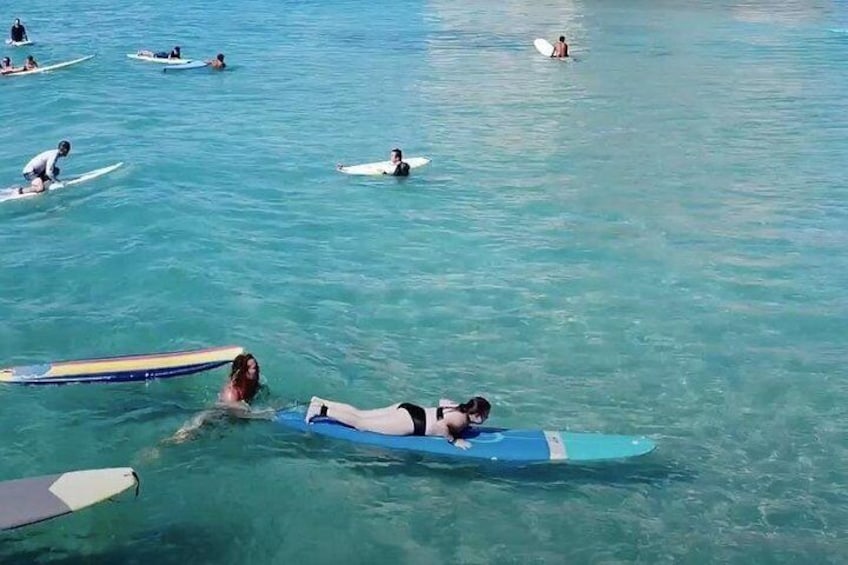 Persone su tavole da surf nell'acqua. 2