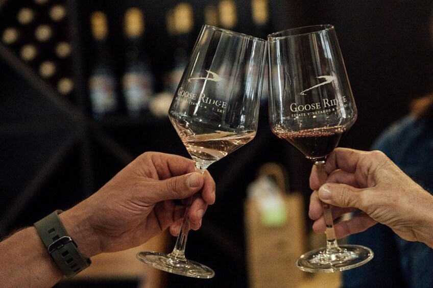 Deux personnes tenant des verres à vin sur lesquels on peut lire le texte « Goose Ridge ». 2