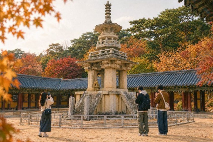 Une pagode entourée d’une architecture traditionnelle et d’un feuillage automnal. 3