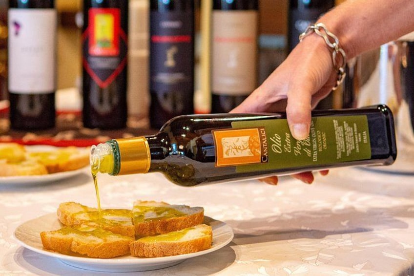 Una persona vertiendo aceite de oliva sobre tostada. 3