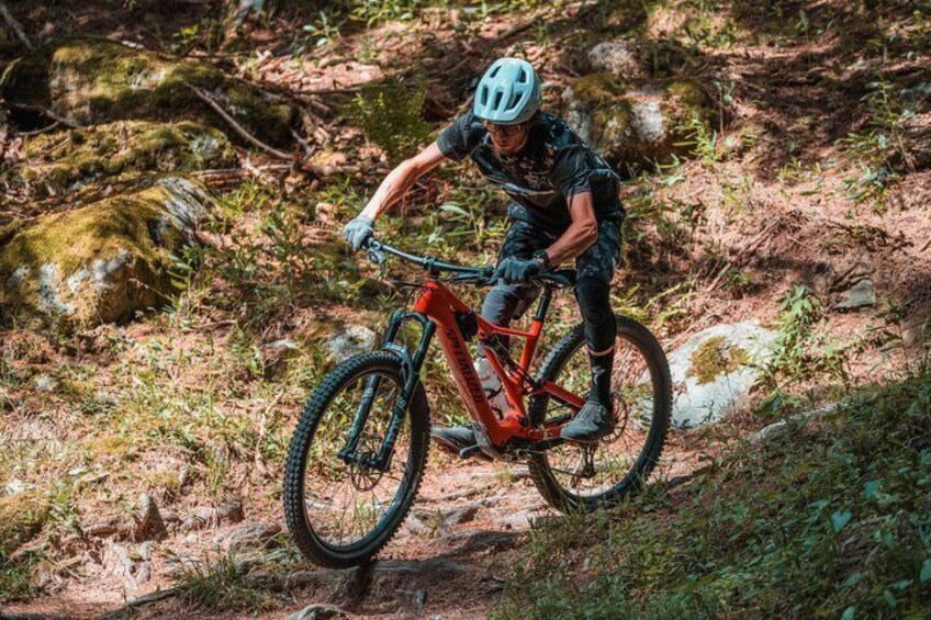 Una persona andando en bicicleta de montaña por un sendero forestal. 1