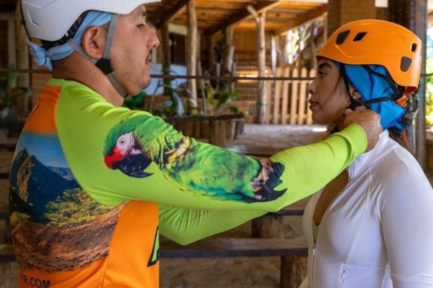 Deux personnes portent des casques : l’une a un t-shirt à manches longues aux couleurs vives, et l’autre porte un haut blanc. 5