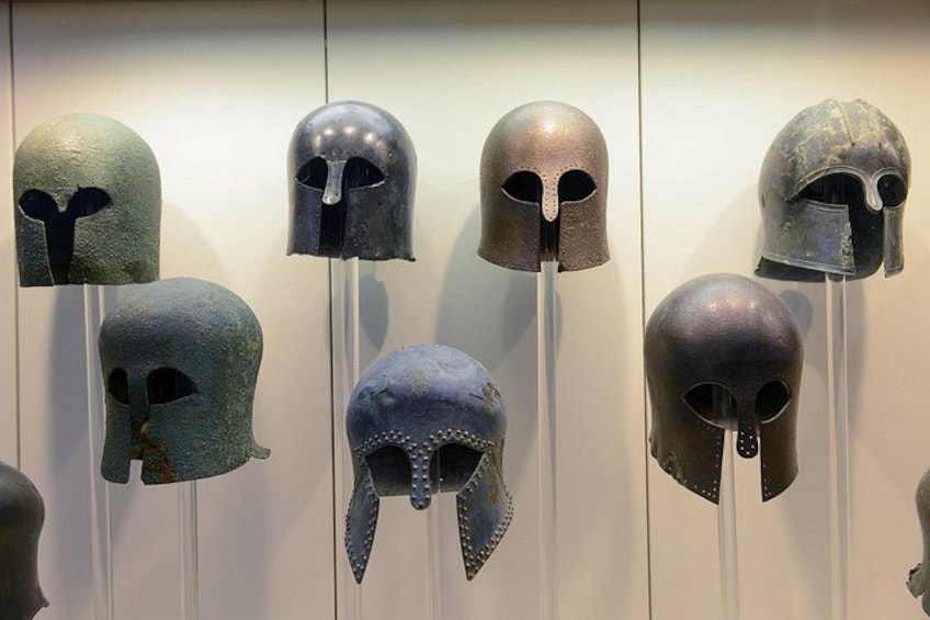 Una collezione di elmi antichi esposti. 2