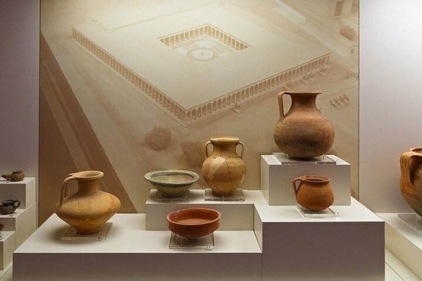 Esposizione museale di ceramiche antiche di diverse forme e dimensioni. 5