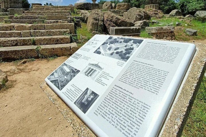 Segnaletica informativa in un sito archeologico con scale in pietra e rovine. 3