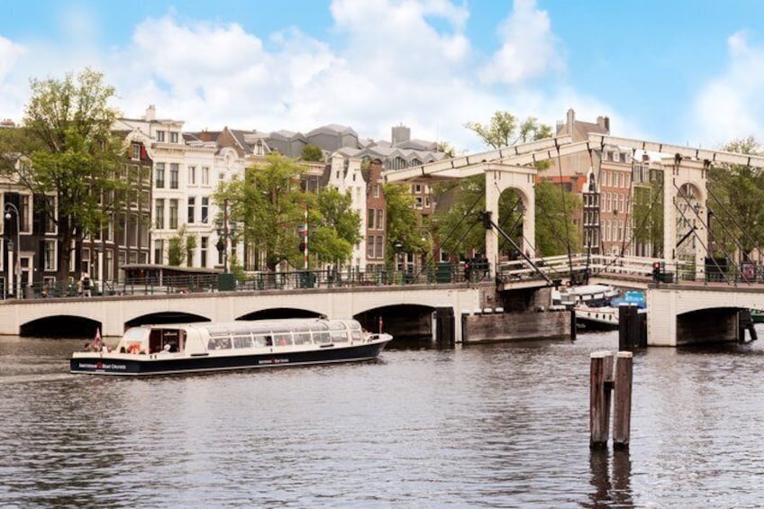 Un canal, un bateau, un pont et des bâtiments historiques. 5