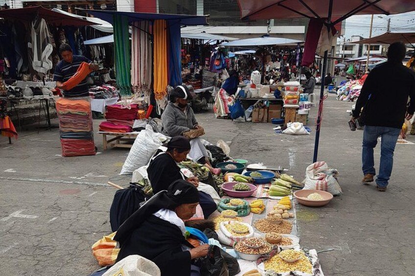 Un mercado al aire libre concurrido, donde vendedores ofrecen diversos productos. 1