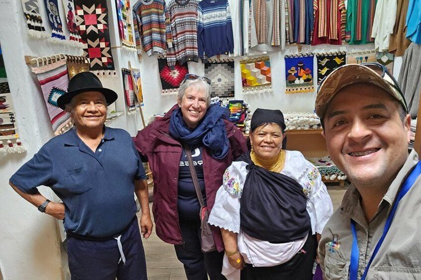 Un grupo de personas en una tienda con diversos textiles y artículos tejidos a la vista. 5