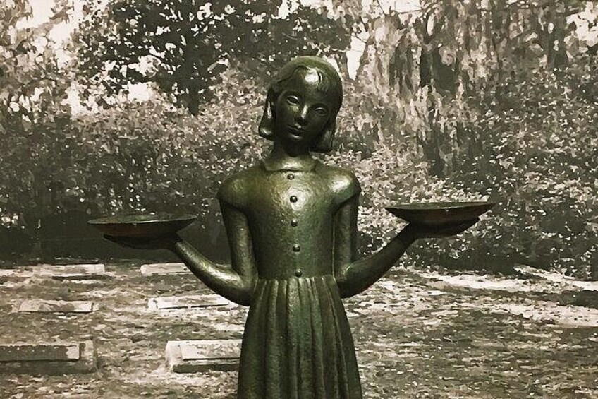 Une statue représentant une femme tenant un plateau. 4