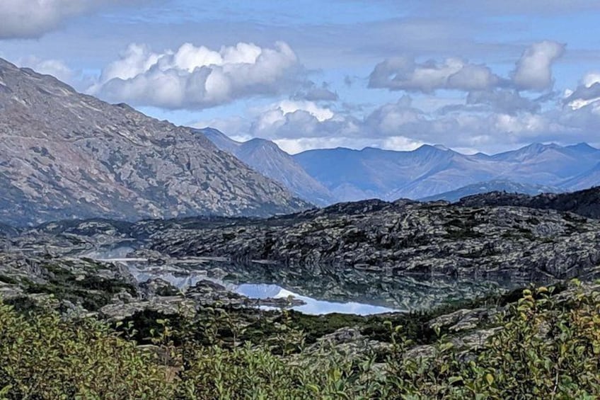 Un paysage montagneux avec un lac et un terrain rocheux. 3
