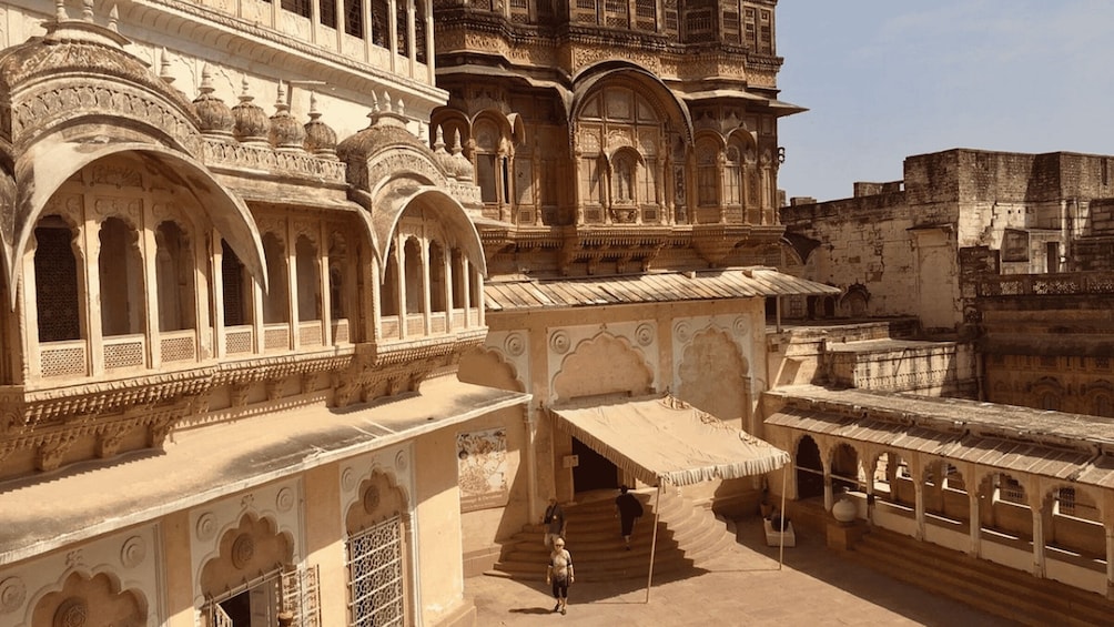 Un bâtiment historique orné de sculptures complexes et doté de fenêtres en arc. 1