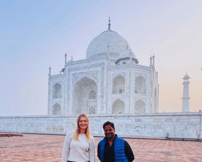 Le Taj Mahal, avec deux personnes debout devant. 5