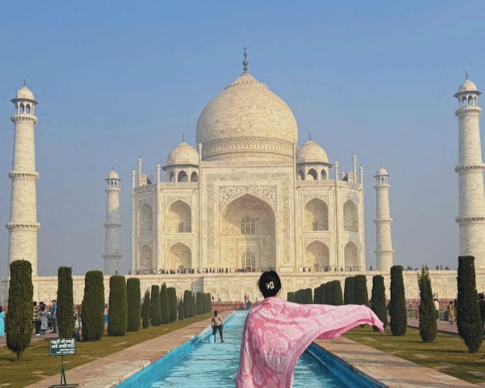 Le Taj Mahal, avec une personne vêtue de rose au premier plan. 3