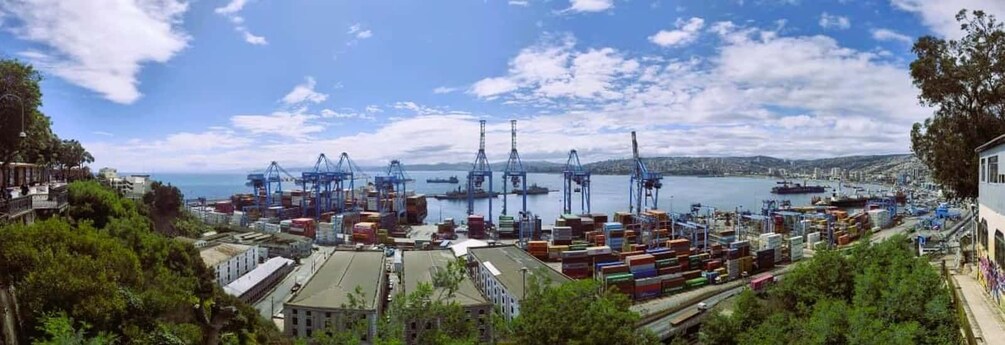 Een haven met containers, kranen en een waterkant. 4
