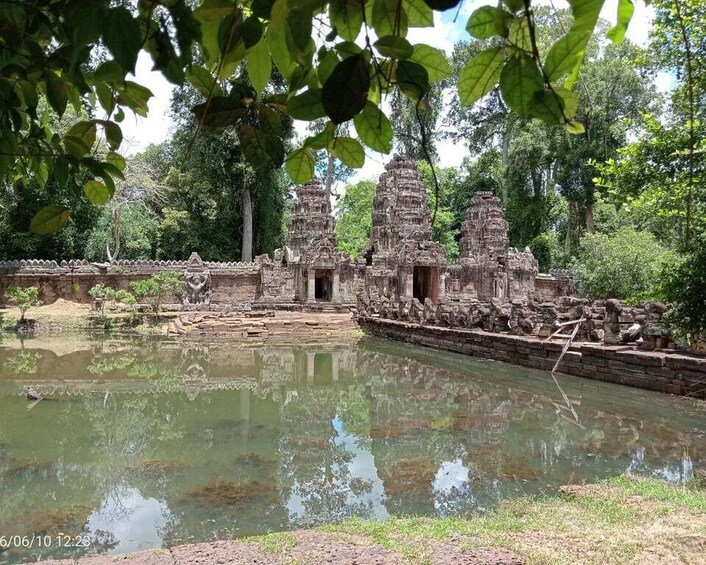 Anciennes constructions en pierre, avec une étendue d’eau aux reflets changeants, situées dans une zone boisée. 5