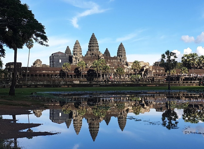 Le complexe du temple d’Angkor Vat et son reflet dans l’eau. 2