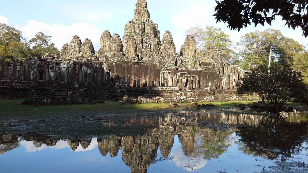 Le reflet du complexe du temple d'Angkor Wat dans une étendue d'eau calme. 5