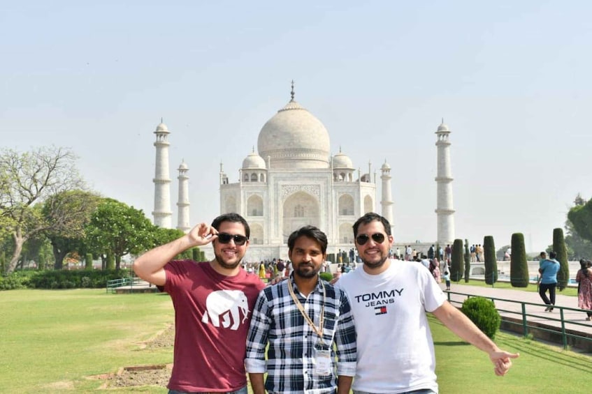 Drei Personen vor dem Taj Mahal. 1