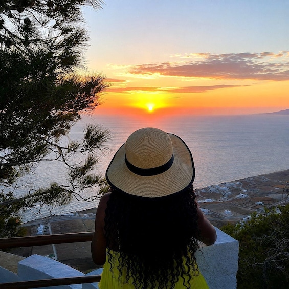 Santorini: Private Sunrise Tour with Breakfast and Oia Visit 1