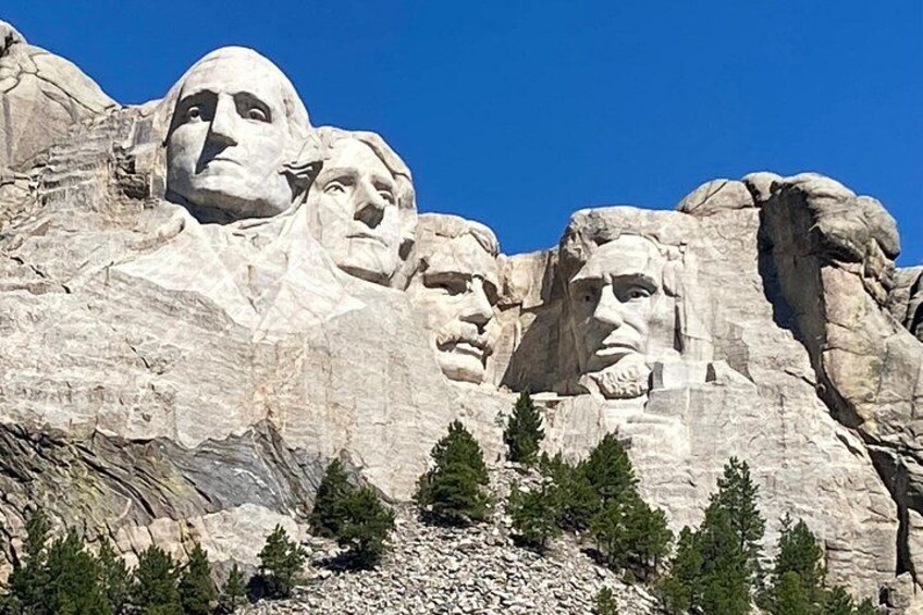 Mount Rushmore with four large granite faces of U.S. presidents. 5
