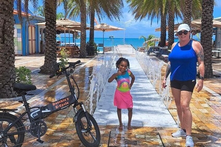 Ein gepflasterter Weg, ein Fahrrad, eine Person zu Fuß und ein Kind. 3