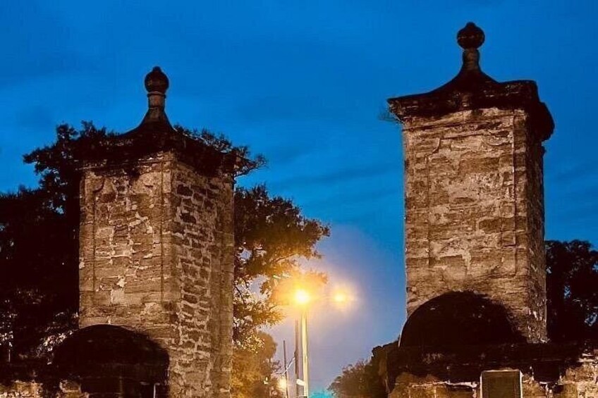 Dos torres de piedra con entradas arqueadas, al atardecer. 3