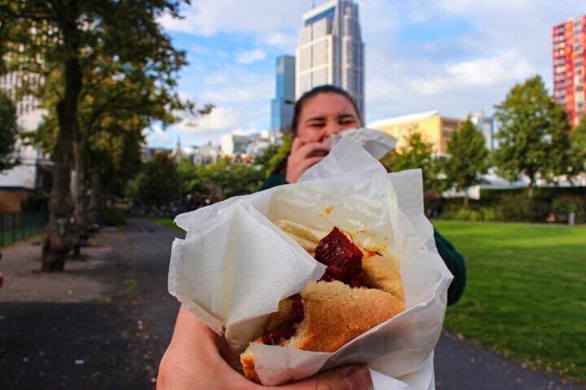 Una persona sosteniendo un sándwich con un aderezo visible. 3