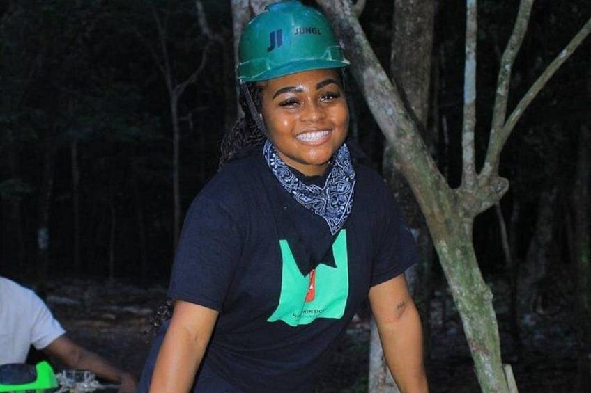 Une personne portant un casque et un t-shirt foncé orné d’un logo vert. 4