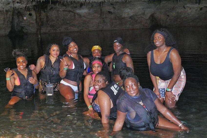 Un groupe de personnes se trouve dans une grotte où il y a de l’eau. 2