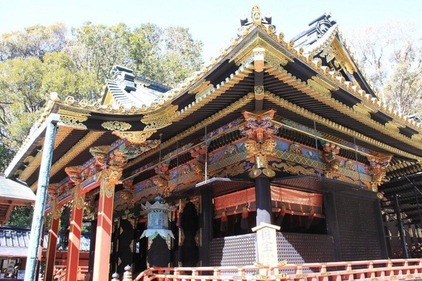 Ett traditionellt tempel med utsmyckade, gyllene tak och detaljerade dekorationer. 5