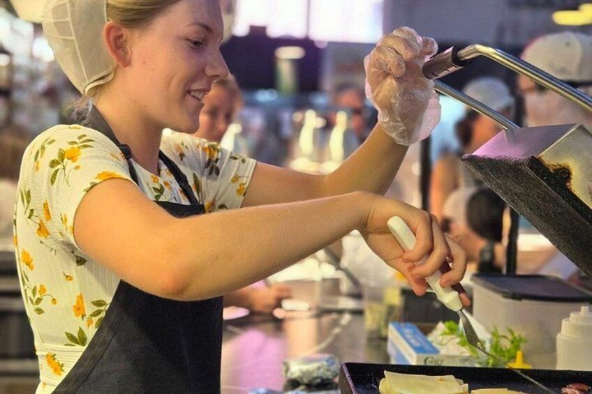 Una persona che cucina con una spatola. 3