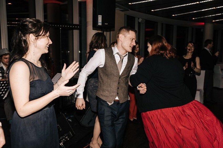 Personas bailando en un evento social. 4
