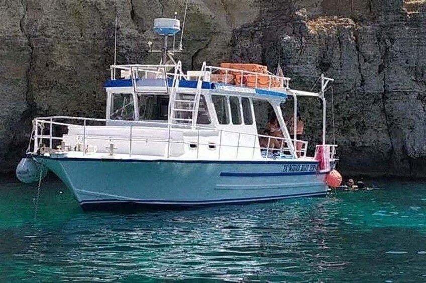 Un bateau était amarré près d’une côte rocheuse. 5