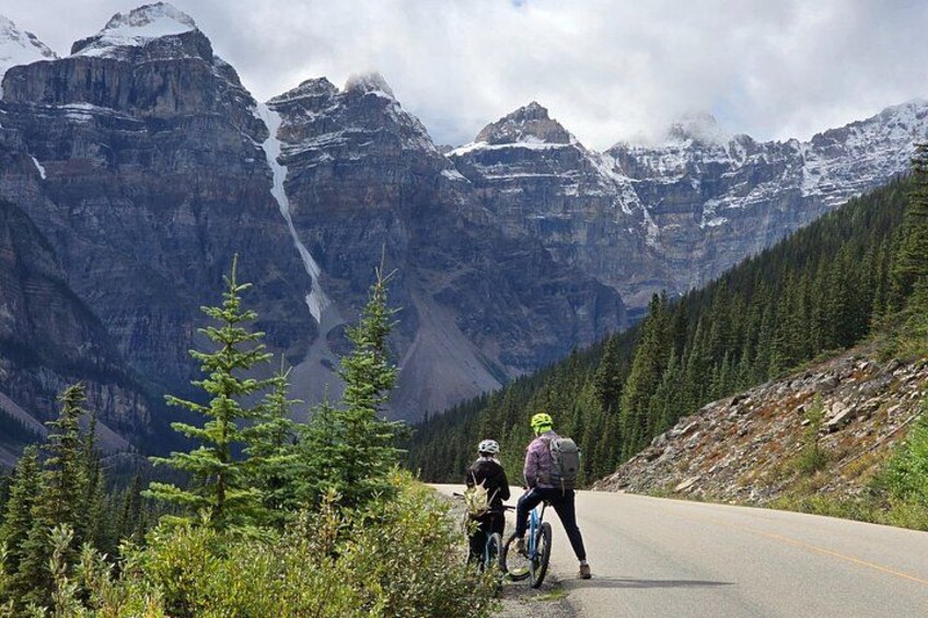 Explore Moraine Lake and Lake Louise — A Half Day Tour 2