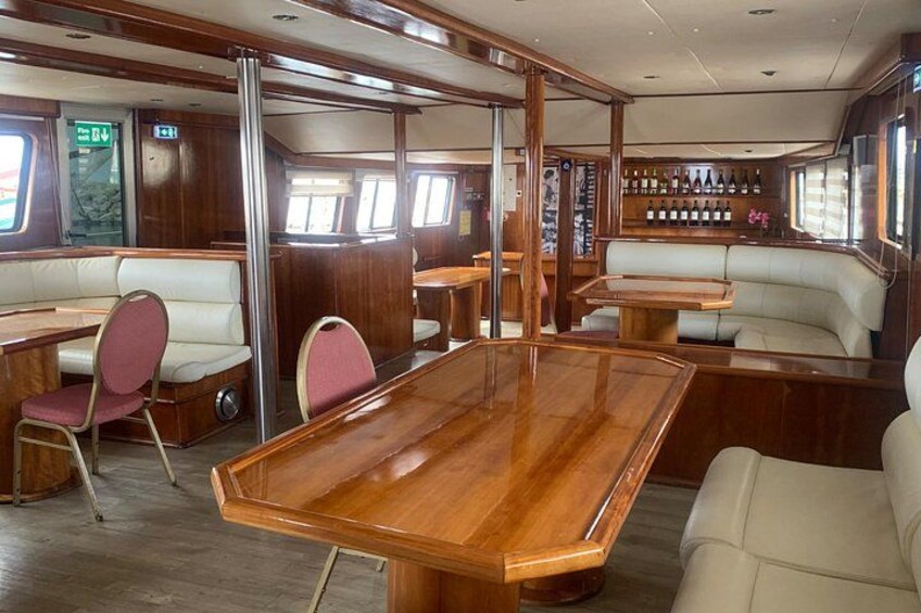 Ein luxuriöses Interieur mit Holzmöbeln, Ledersitzgelegenheiten und einer Bar. 3