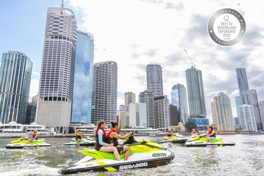 Jetski's op het water, met een stadsachtergrond. 1