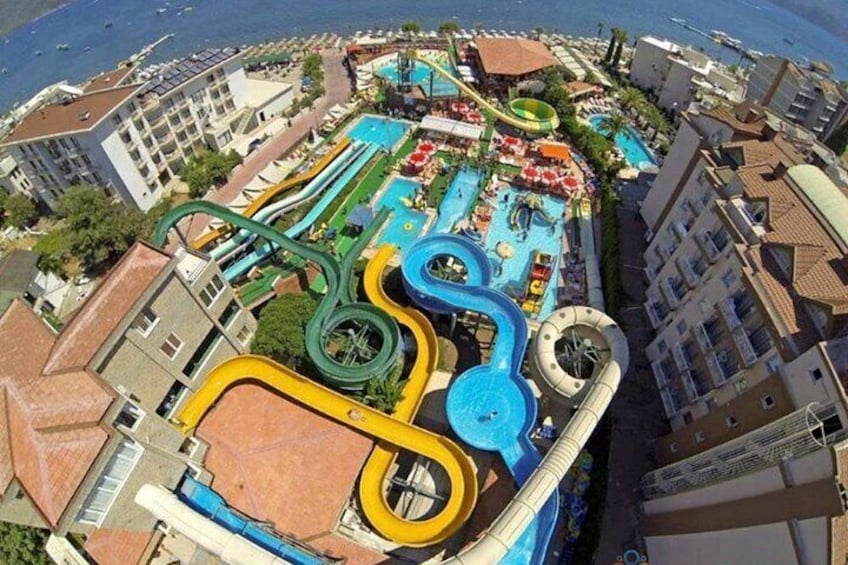Parque acuático con múltiples toboganes y piscinas. 2