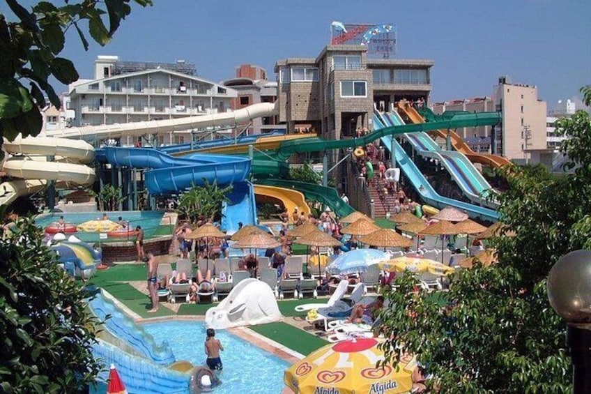 Parque acuático con toboganes y una zona de piscina. 3