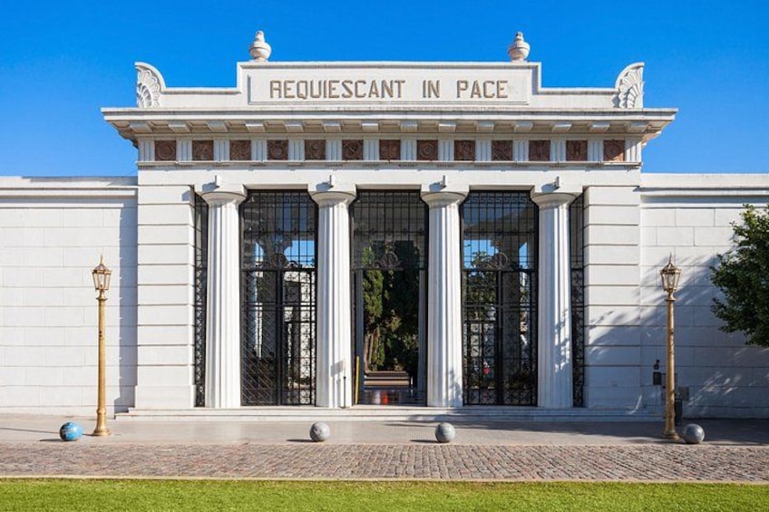A building with columns and a sign that reads 'REQUIESCANT IN PACE.' 5