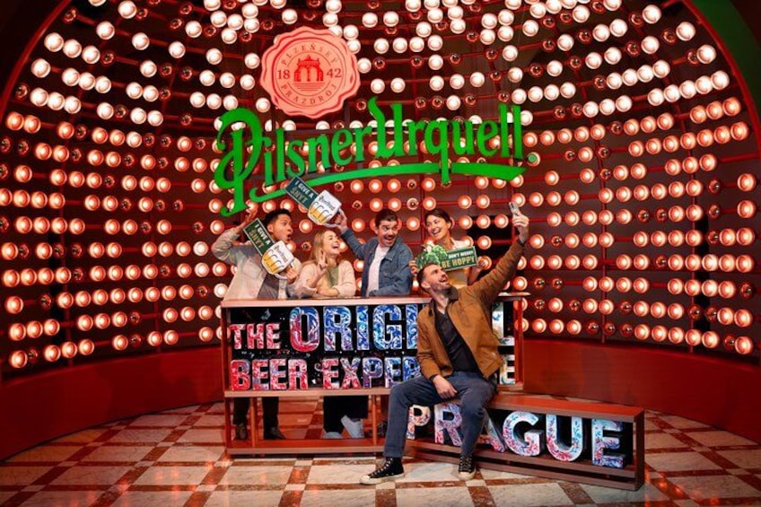 Een neonbord met de tekst 'Pilsner Urquell' en 'The Original Beer Experience Prague'. 3