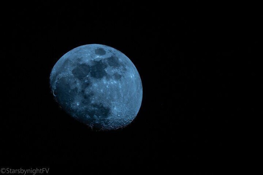 Observe the craters and incredible details of the Moon!