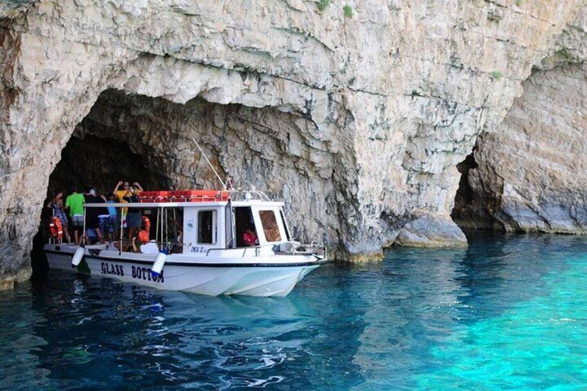 Un bateau baptisé « GLASS BOTTOM » s’est amarré à l’entrée d’une grotte rocheuse. 3