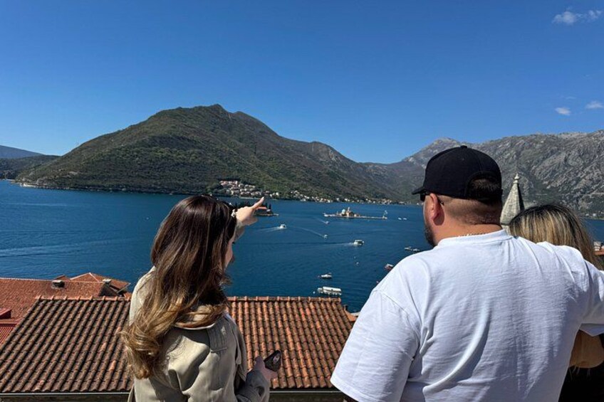 Un lago con barche, una montagna e un tetto con tegole. 1
