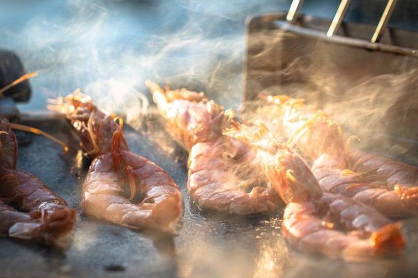 Räkor som grillas på en grill. 4