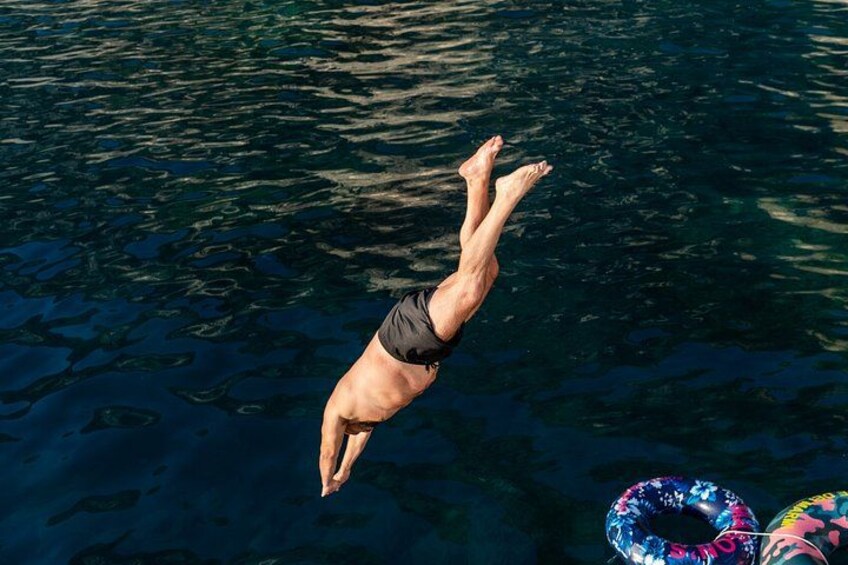 Una persona buceando en agua con un flotador. 3