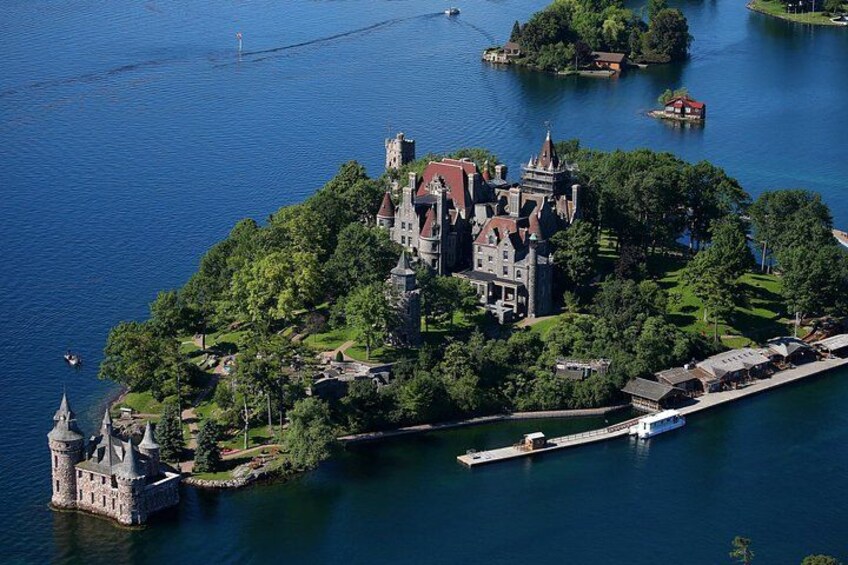 Un castillo en una isla rodeada de agua. 2