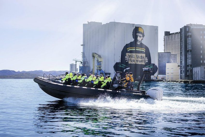 Ein Boot mit Personen in gelben Schwimmwesten auf dem Wasser. 4