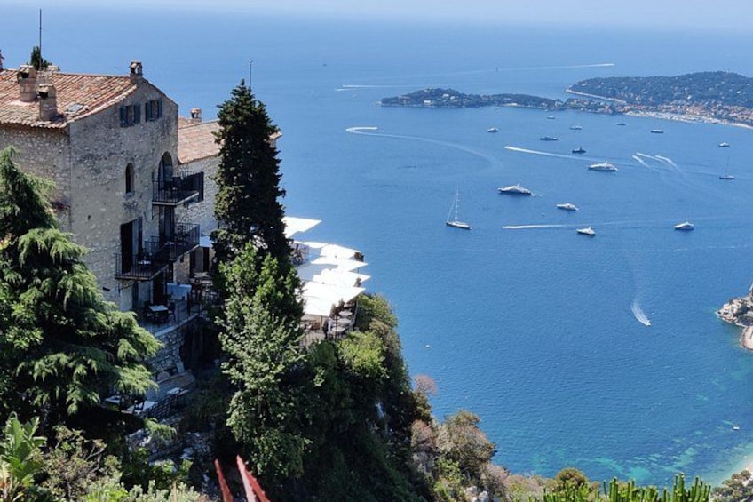 Une ville côtière qui possède un bâtiment historique, une mer d’un bleu limpide et de nombreux bateaux. 5