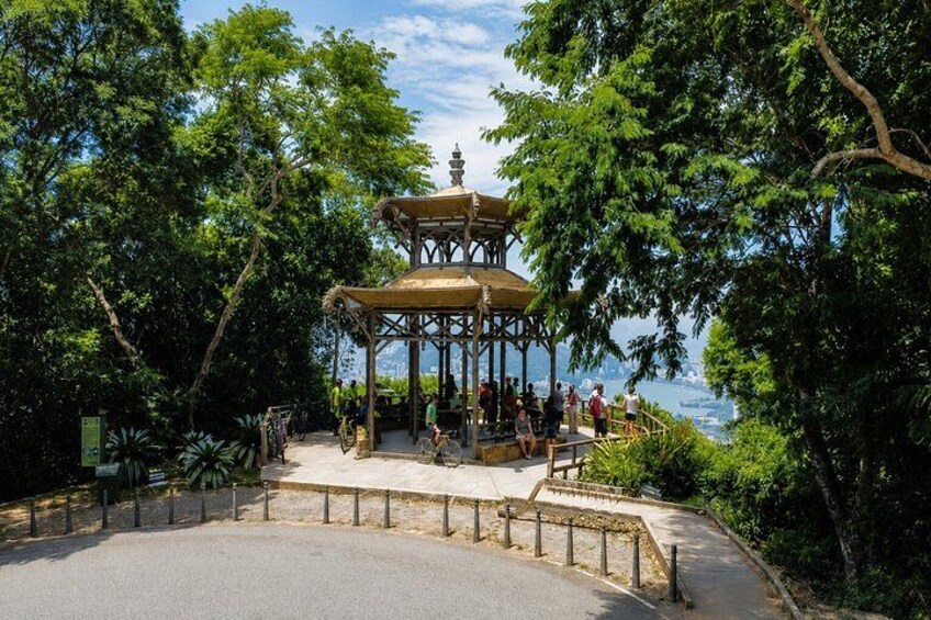 Ein Pavillon, umgeben von üppigem Grün, mit Blick auf eine reizvolle Landschaft. 5