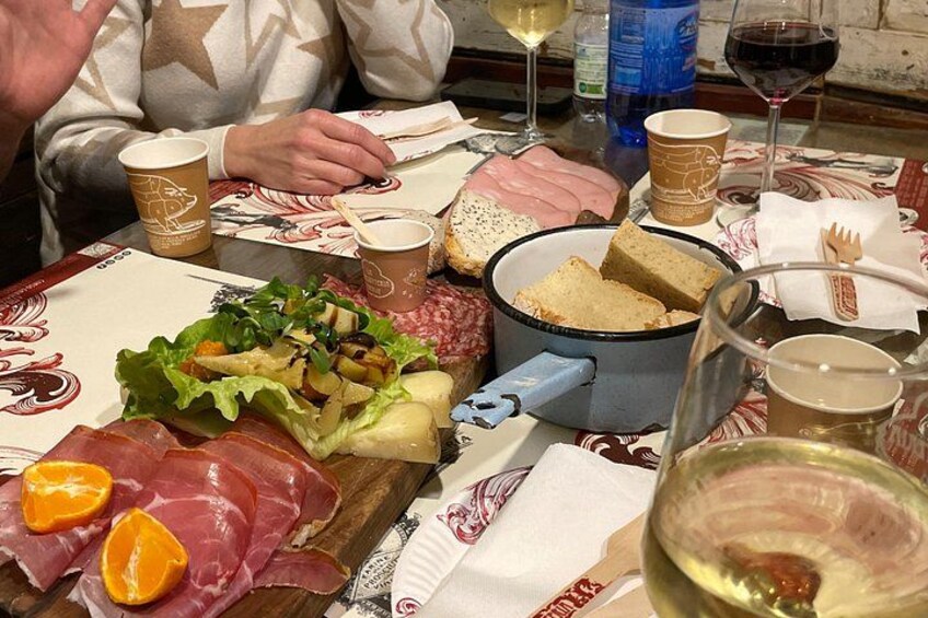 Ein Tisch mit Essen, Getränken und einer Person. 4